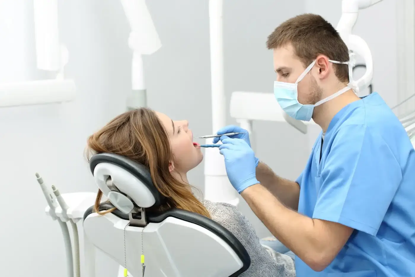 Can a Cosmetic Dentist in Westchase Fix Chipped or Stained Teeth?